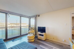 Fernseher, DVD-Player, Tischfußball