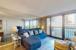 Televisio, DVD-soitin, pöytäjalkapallopöytä