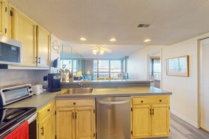 Refrigerador, microondas, horno y parrilla de estufa 