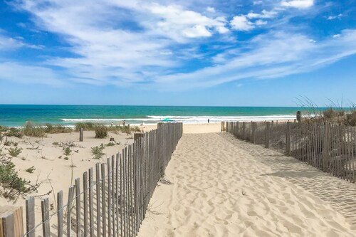 Convenient Beach Condo w/Private Balcony, Shared In/Outdoor Pools, Gym, Sauna