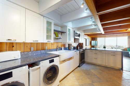 Oceanfront Townhouse w/Outdoor Deck, Washer/Dryer, Great Beach Location