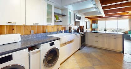 Oceanfront Townhouse w/Outdoor Deck, Washer/Dryer, Great Beach Location