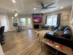 Smart TV, chimenea, Netflix y Hulu