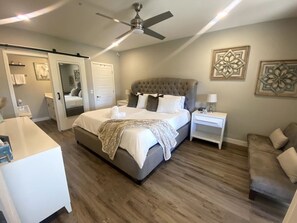 2 bedrooms, desk, iron/ironing board, free WiFi - Heated Pools, Clean, and Conveniently Located, Newly Renovated Spring Getaway (Scottsdale)