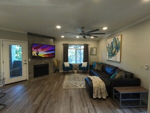 Smart TV, Netflix, Hulu, books - Heated Pools, Clean, and Conveniently Located, Newly Renovated Spring Getaway (Scottsdale)