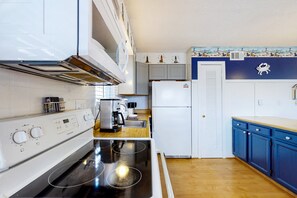 Refrigerador, microondas, horno y parrilla de estufa 