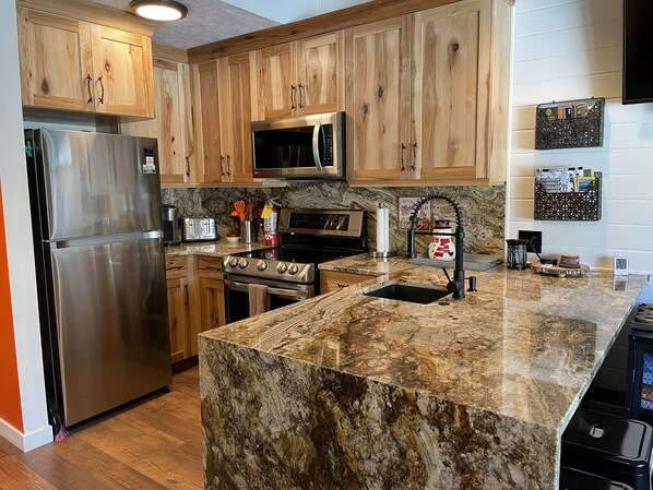 Refrigerador, microondas, horno y parrilla de estufa