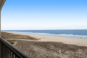 On the beach - Delightful beachfront condo with balcony, sweeping views, pool, W/D & central AC (Ocean City)