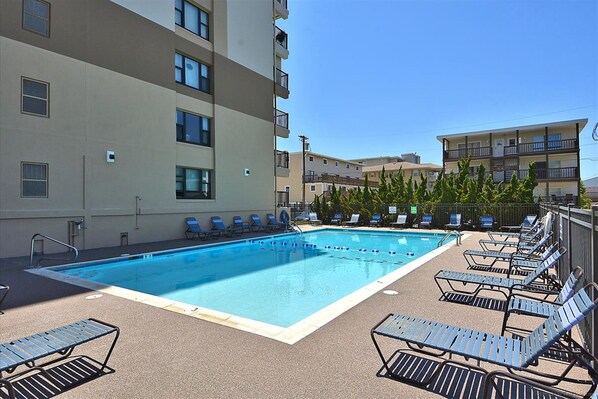 Pool - Delightful beachfront condo with balcony, sweeping views, pool, W/D & central AC (Ocean City)