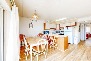 Dining - Attractive Mid-town beach condo with side beach views, private balcony, W/D & AC (Ocean City)