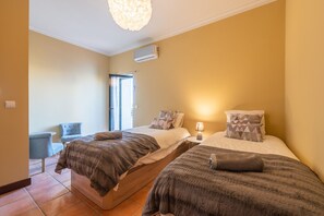 2 bedrooms, iron/ironing board, free WiFi