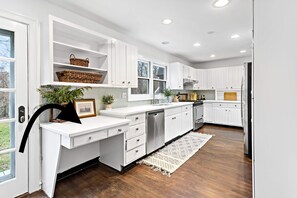 Fridge, microwave, oven, stovetop - Awesome Casa: Getaway! (East Hampton)