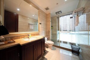A modern bathroom with a large mirror, a sink, a toilet, and a glass shower enclosure. - Summer Yulan Apartment (Jinan)