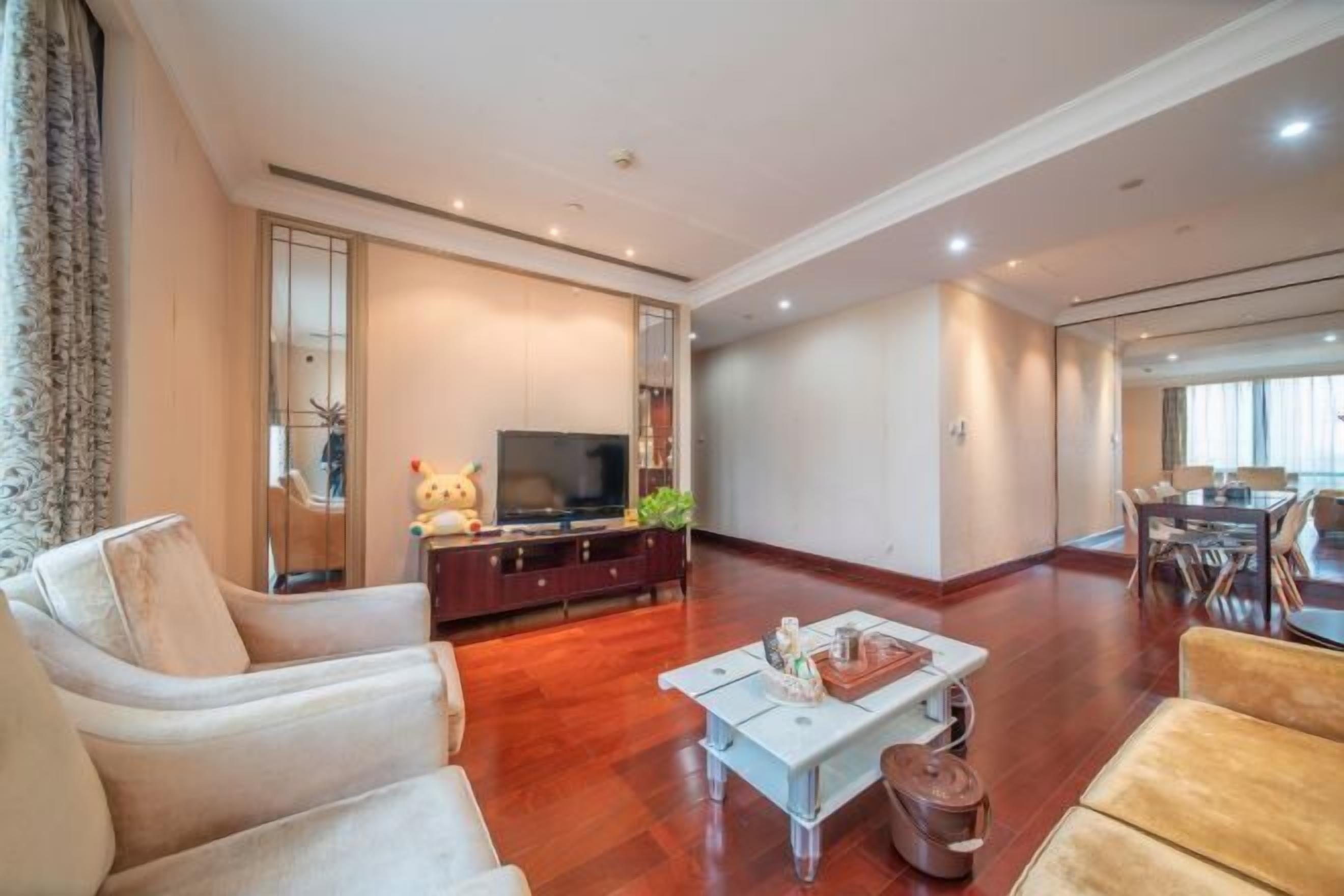 Un salon moderne avec un canapé, une table basse et un meuble pour la télévision.