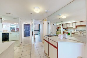 冷蔵庫、電子レンジ、オーブン、コンロ