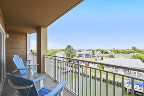 Property grounds - Canal-Front Condo 3 Blocks from Beach w/Private Balcony & Shared Outdoor Pool (Ocean City)