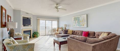 Televisión, chimenea y reproductor de DVD