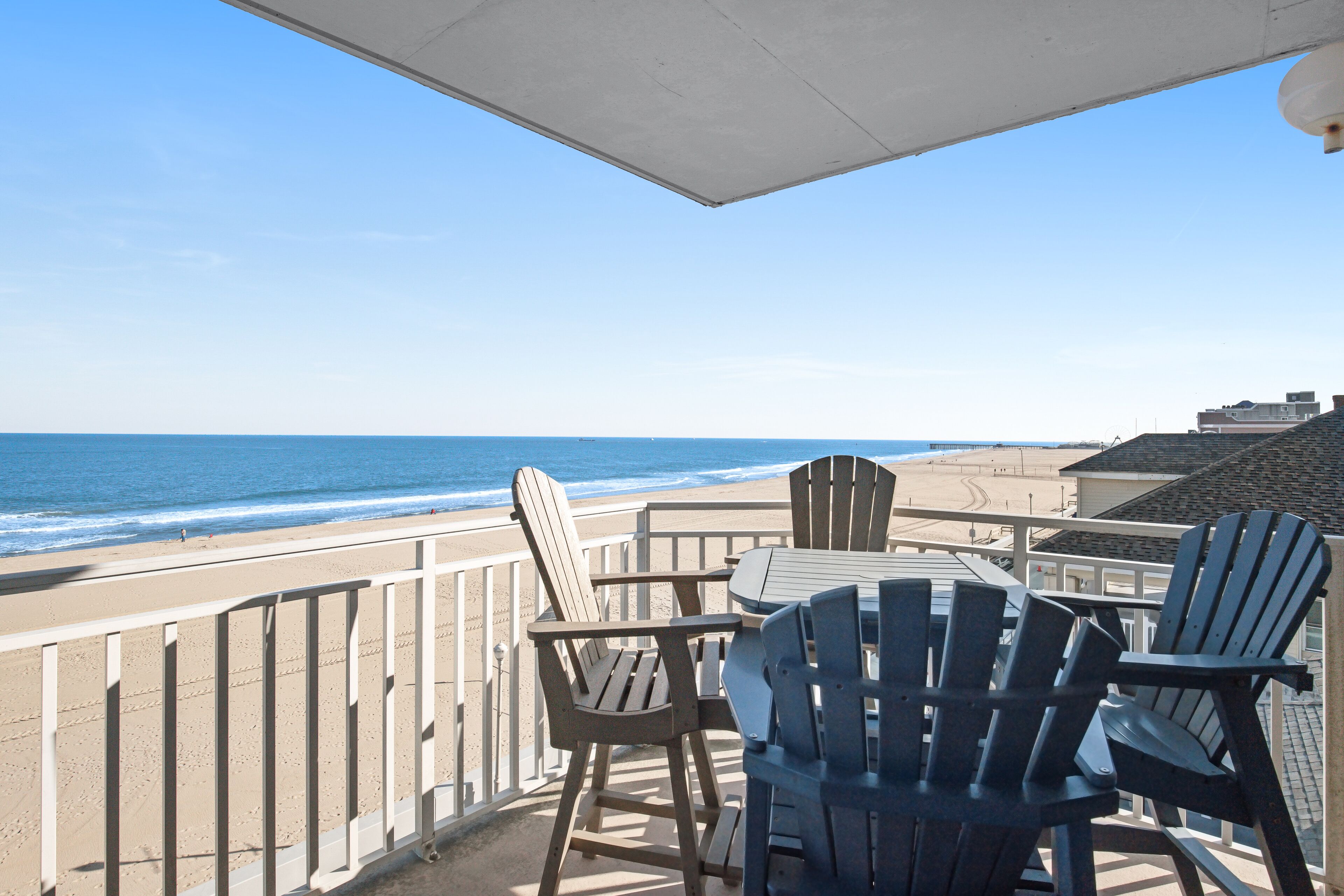 Sunny beachfront condo with pool access, large balcony & washer/dryer