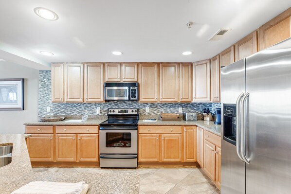 Refrigerador, microondas, horno y parrilla de estufa