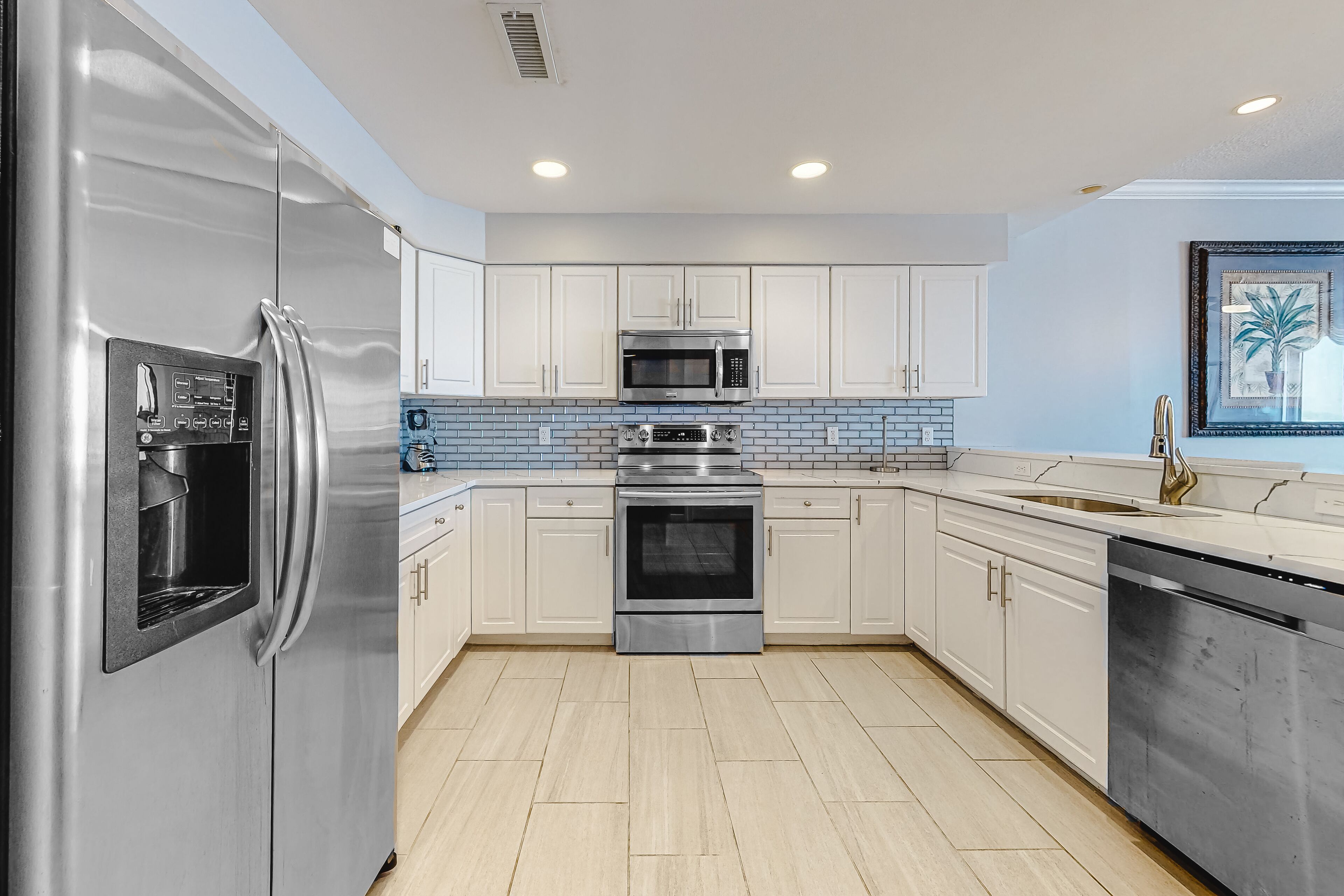 Jääkaappi, mikroaaltouuni, uuni, liesi