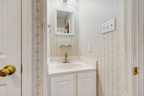 Towels - Well-Equipped Beach Condo near the Ocean w/Private Balcony, Central A/C, W/D (Ocean City)