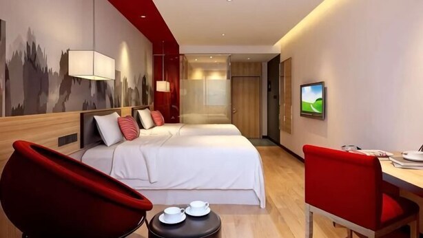 A hotel room with two beds, a desk, and a chair. - Shankee Chain Hotel (Shenzhen Longhua Qinghu Subway Station) (Shenzhen)