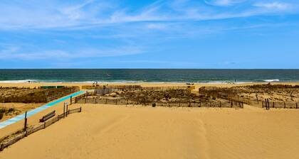 Family-Friendly Beachfront Townhouse w/Great Views, Deck, Shared Outdoor Pool