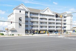 Exterior - Gorgeous 2nd-Floor Bayside Condo w/Private W/D, Shared Pool, Central AC, WiFi (Ocean City)