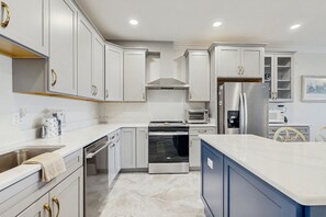 Fridge, microwave, oven, stovetop - Ideal fourth-floor condo with bay views from living room/balcony & pool (Ocean City)