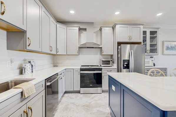 Refrigerador, microondas, horno y parrilla de estufa 