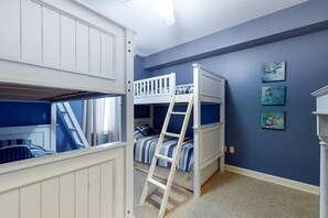 3 bedrooms, free Internet, bed sheets - Roomy & convenient bayfront home with pool, central AC & balcony (Ocean City)