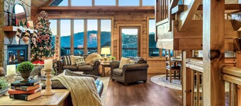 Spectacular Mountain Views, Gatlinburg Log Cabin over-looking the National Park