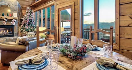Spectacular Mountain Views, Gatlinburg Log Cabin over-looking the National Park