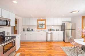 Fridge, microwave, oven, stovetop - Verbrick Street Vacation (Appleton)