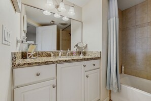 Secador de cabelo, toalhas de banho