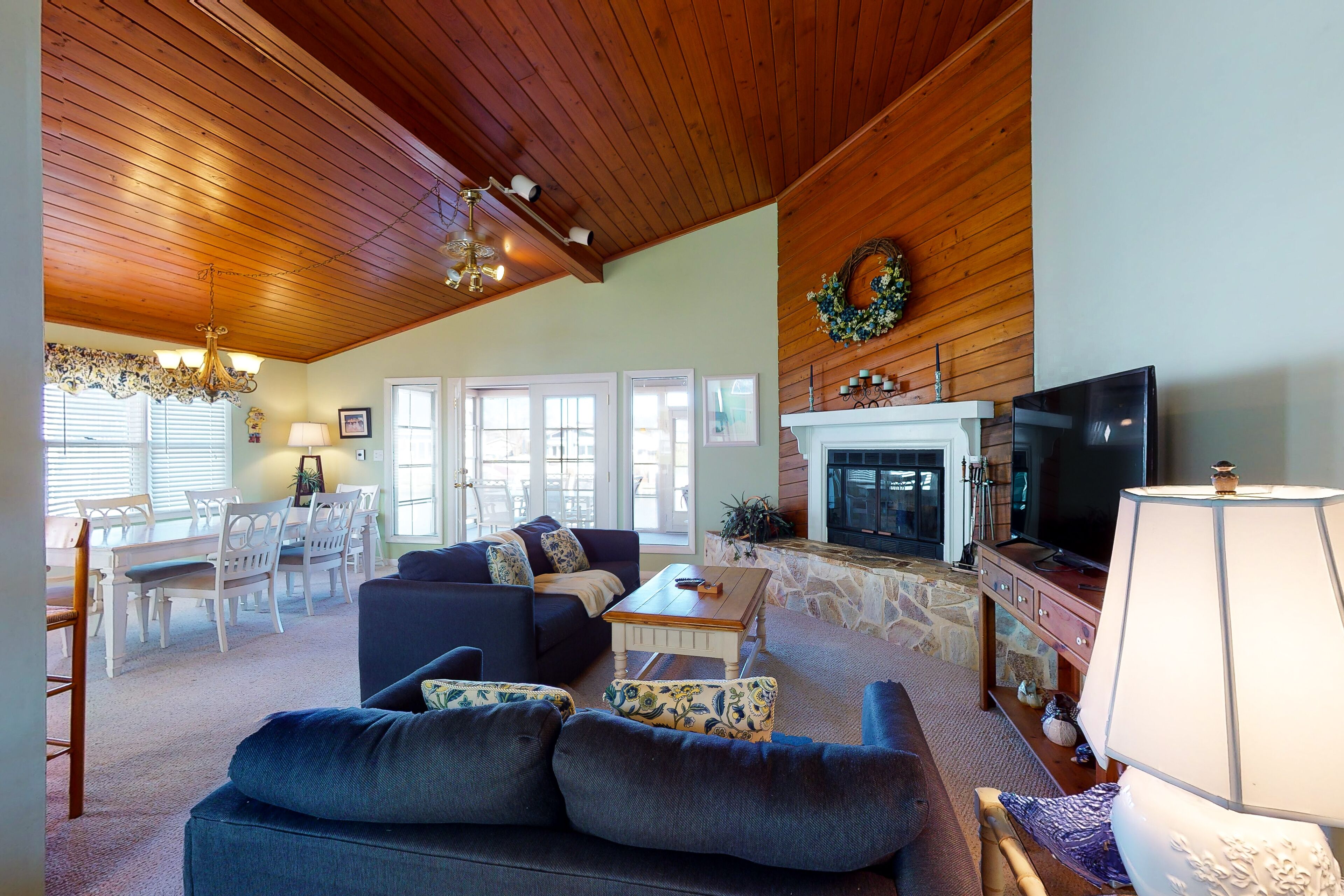 Canalside Home with Central AC, Fireplace, Washer/Dryer, WiFi & Shared Pools