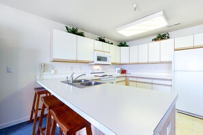 Fridge, microwave, oven, stovetop - Spacious bayfront home with water views - pool, fireplace & washer/dryer (Ocean City)