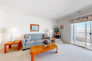 Televisión y chimenea 