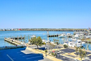 Marina - Lovely Home w/Marina & Bay Views From Balcony, Private Washer/Dryer, Free WiFi (Ocean City)