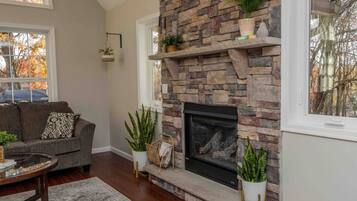 Smart-tv, eldstad, bordsfotboll och ett bordtennisbord