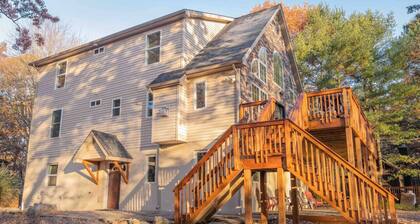 Game room,Hottub,fireplace,kayaks,sleeps 16, min to skiing,community pickleball