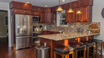 KylskÄp, mikrovÄgsugn, ugn och spishÀll