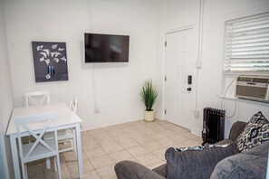 Smart TV - Audubon House Apt. 3: 1bd/1ba (New Orleans)