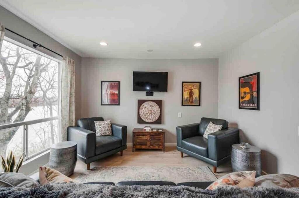 Downtown Nashville, Beautiful Condo with Complimentary Parking