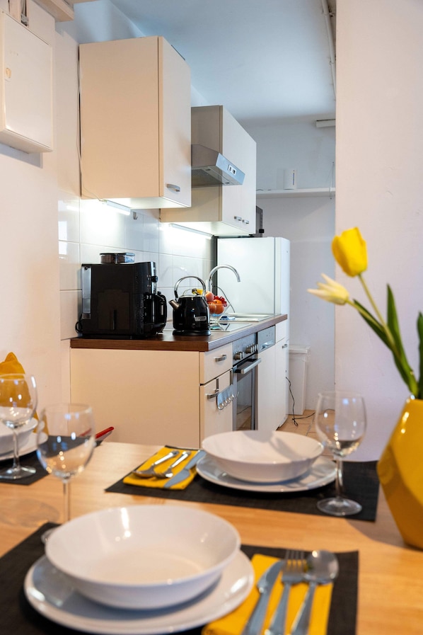 Réfrigérateur, four à micro-ondes, surface de cuisson, cafetière-théière