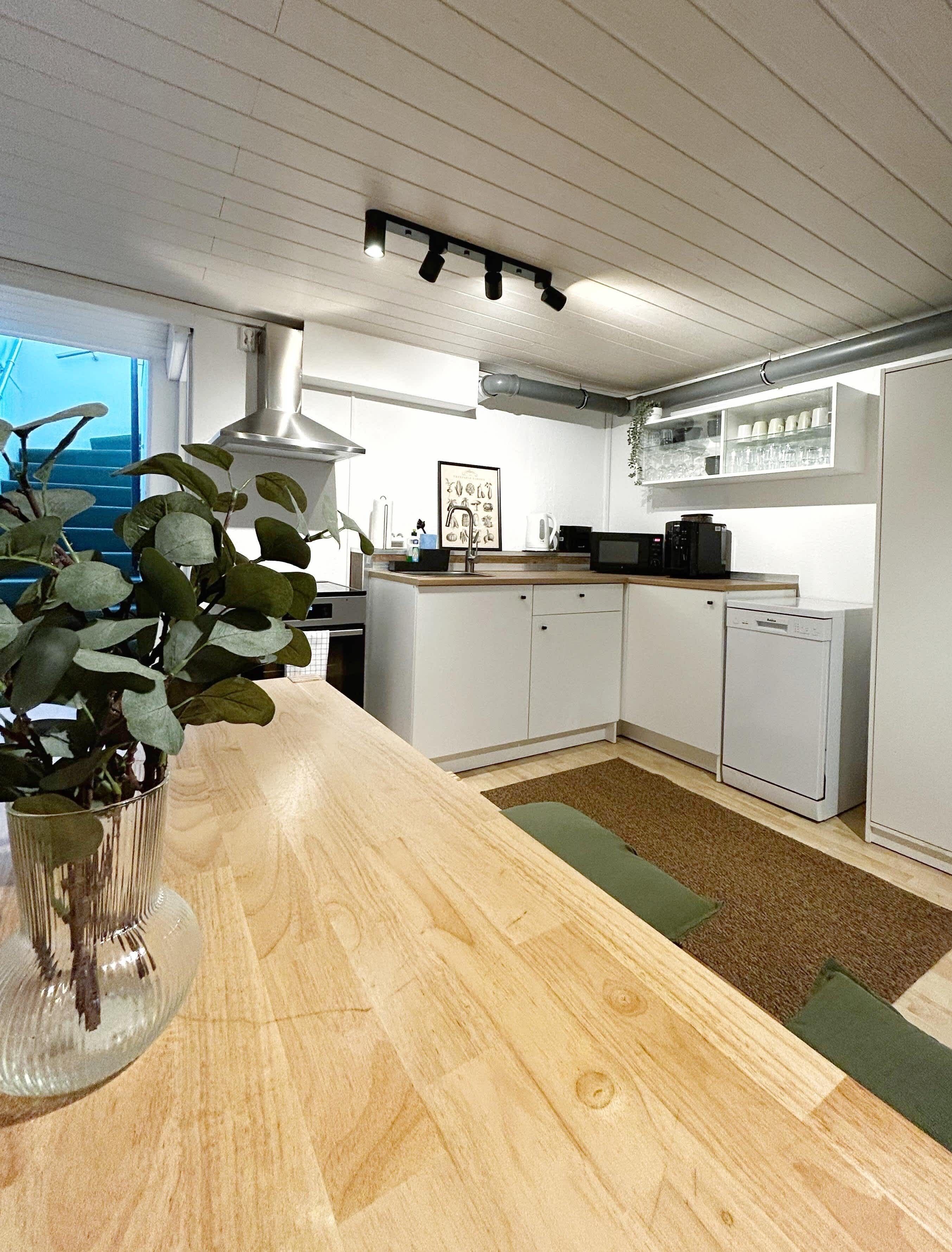 Kühlschrank, Mikrowelle, Herdplatte, Wasserkocher mit Kaffee-/Teezubehör