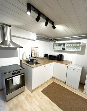 Jääkaappi, mikroaaltouuni, liesi, kahvin-/teenkeitin