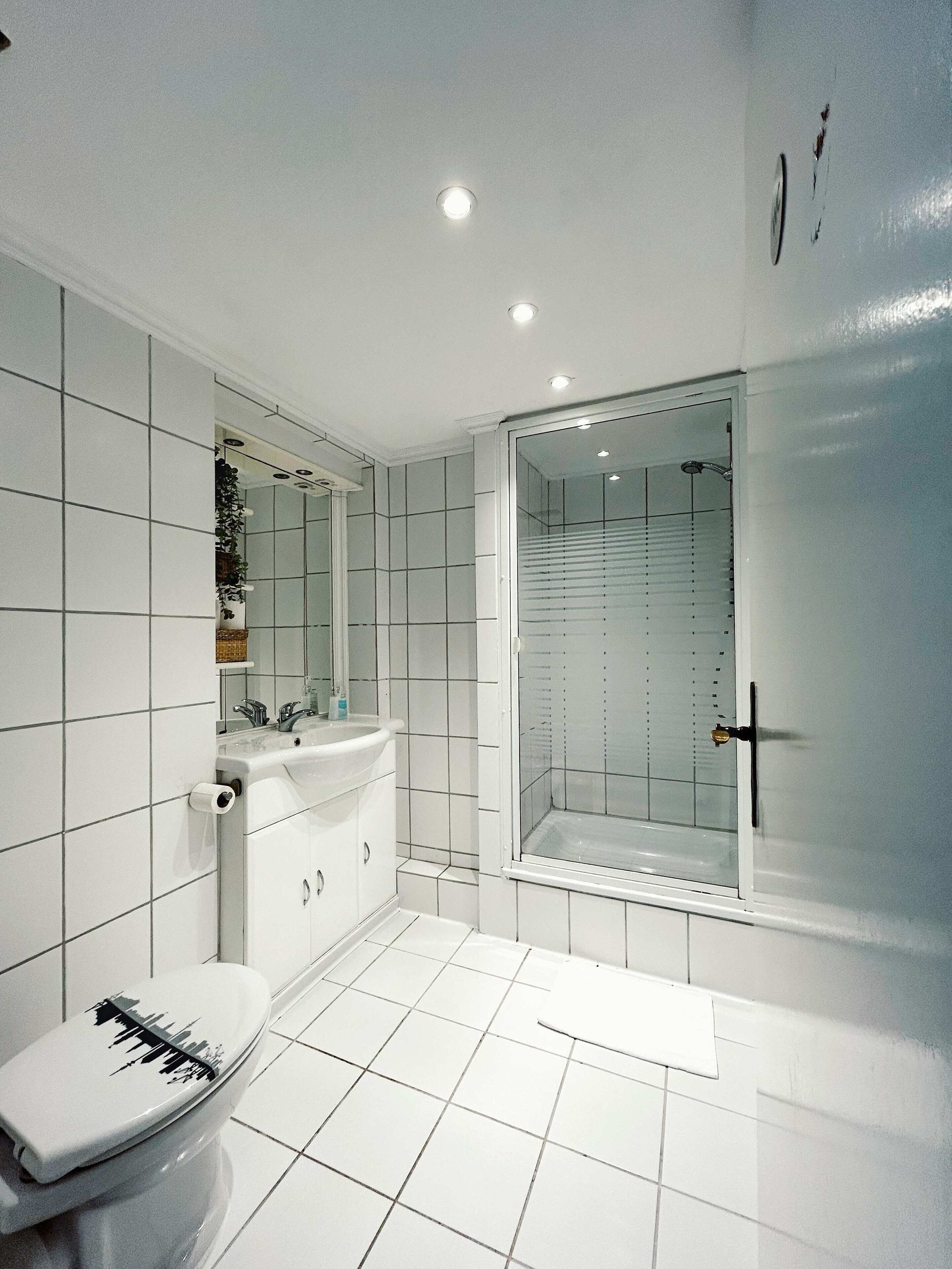 Dusche, Haartrockner, Handtücher, Shampoo