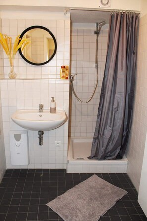 Shower, hair dryer, towels, shampoo - Hamburger Perle am Gänsemarkt und Binnenalster (Hamburg)