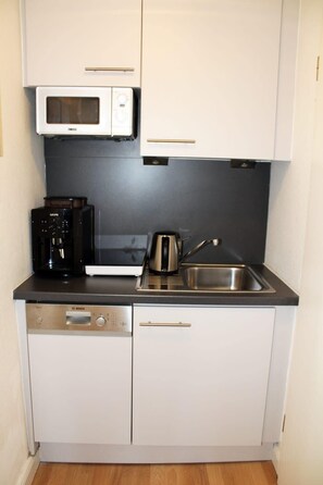 Kühlschrank, Mikrowelle, Herdplatte, Geschirrspüler